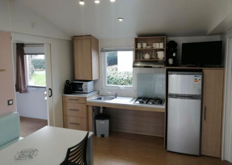 Kitchen or kitchenette, pet friendly, stove, toaster