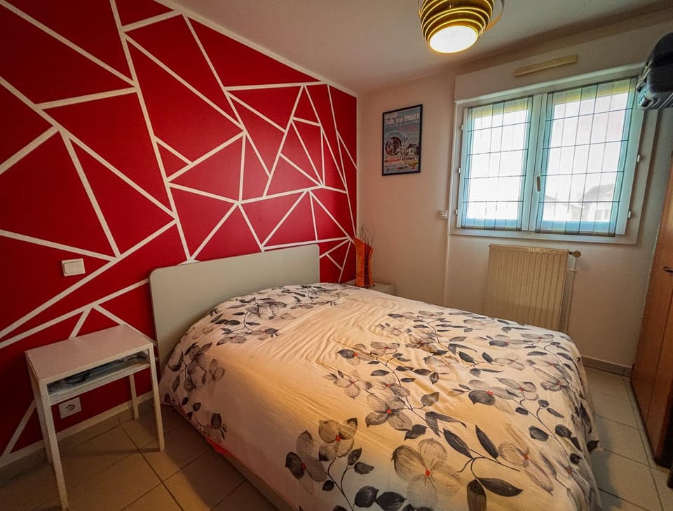Photo of the whole room, Bedroom