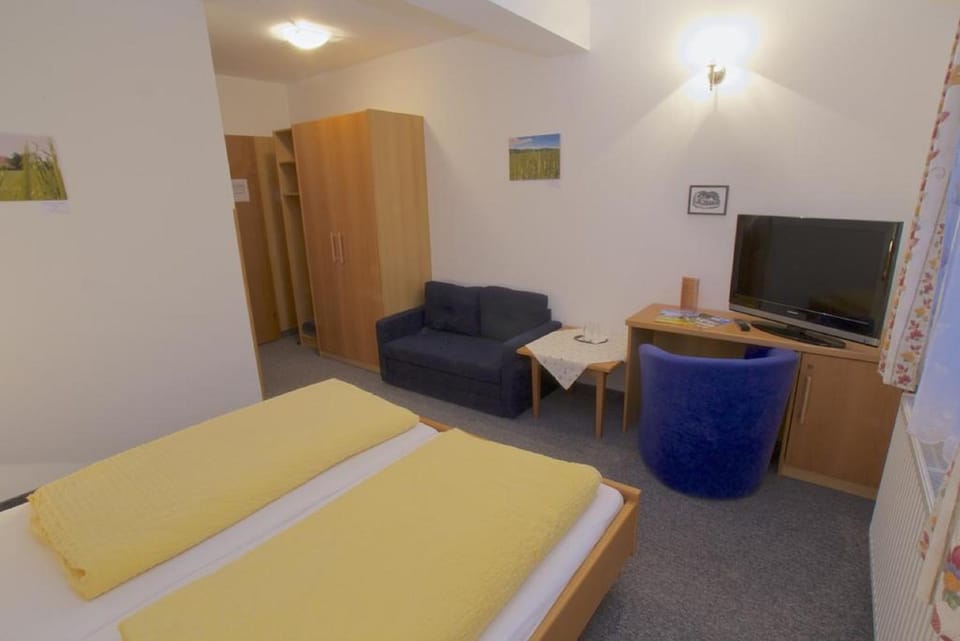 Bed, TV and multimedia, Photo of the whole room, Seating area