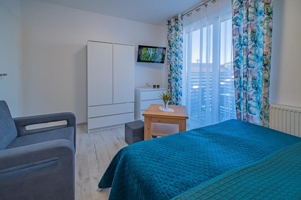 Bed, TV and multimedia, Bedroom