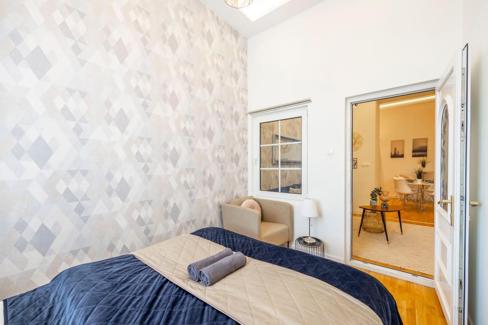 Bed, Living room, Photo of the whole room, Seating area, Bedroom