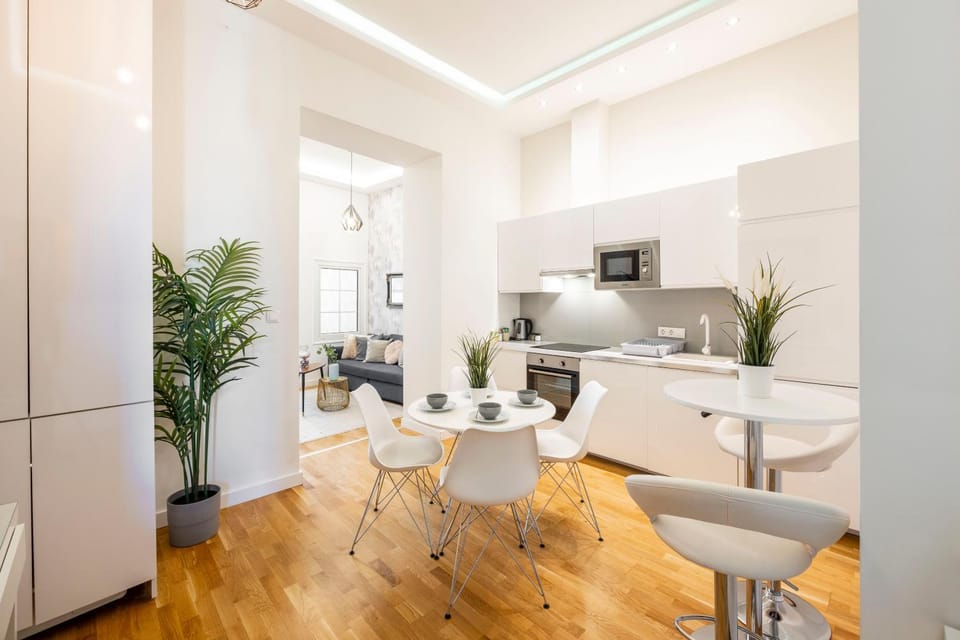 Kitchen or kitchenette, Living room, Seating area, Dining area, minibar
