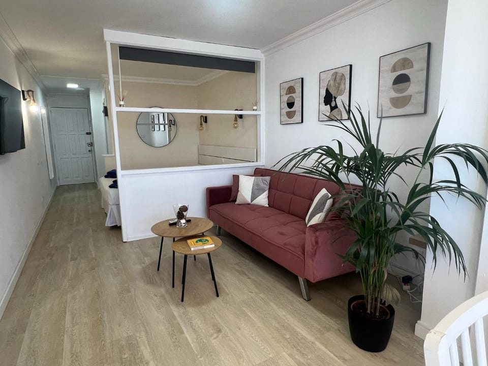Bed, TV and multimedia, Photo of the whole room, Seating area, Bedroom