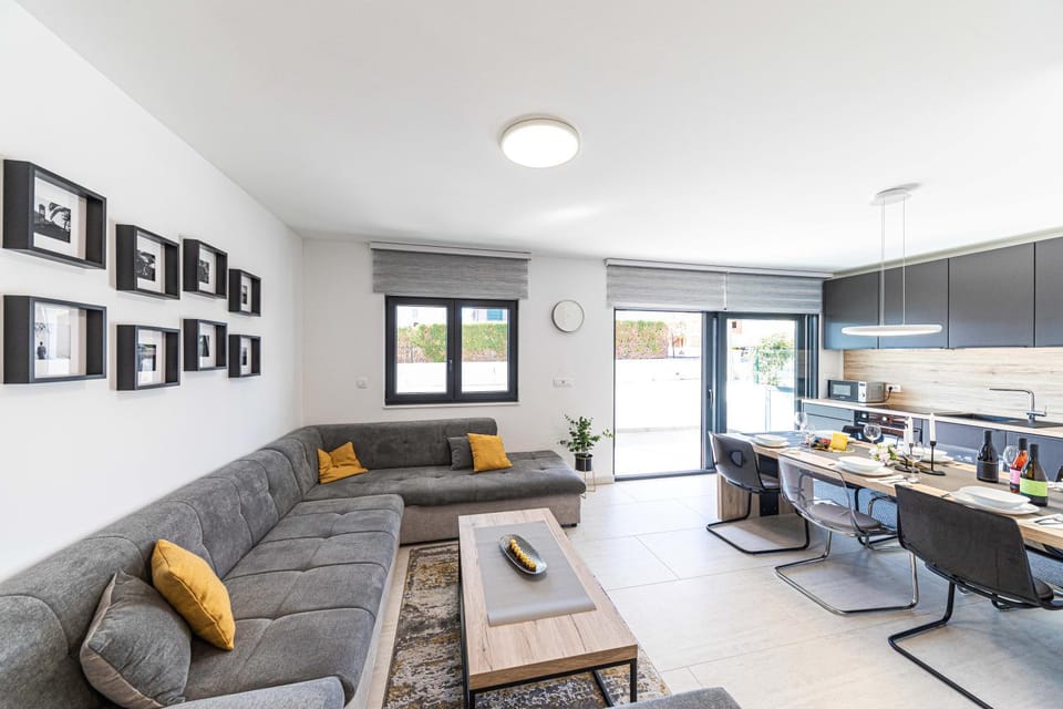 Luxury apartment Pia with swimming pool and grill Apartment in Okrug Gornji
