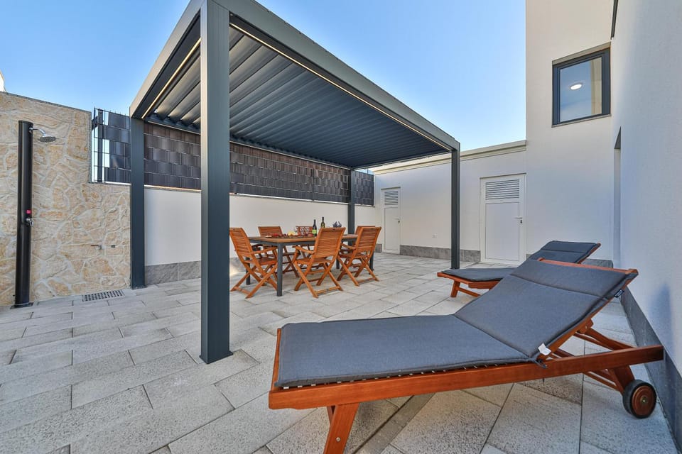 Luxury apartment Pia with swimming pool and grill Apartment in Okrug Gornji