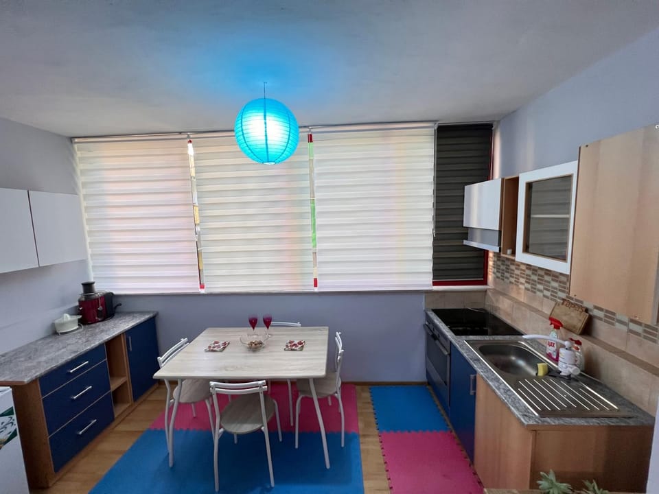 Kitchen or kitchenette, Dining area, Communal kitchen