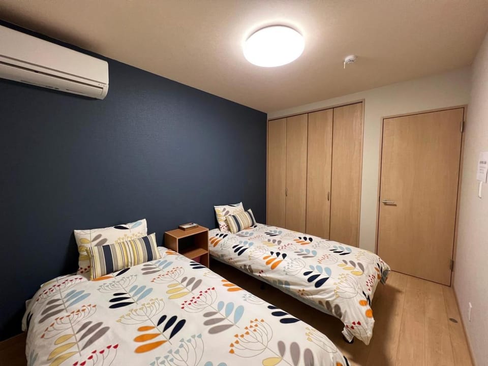 Bed, Bedroom, wardrobe, air conditioner