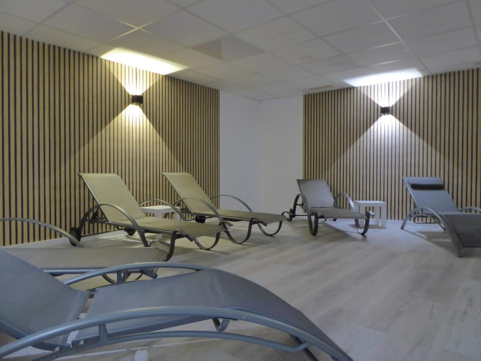 Mountain Suite Winterberg Ferienwohnung Pool Sauna Hund 4 Pers Wifi near Ski Lift Apartment in Winterberg