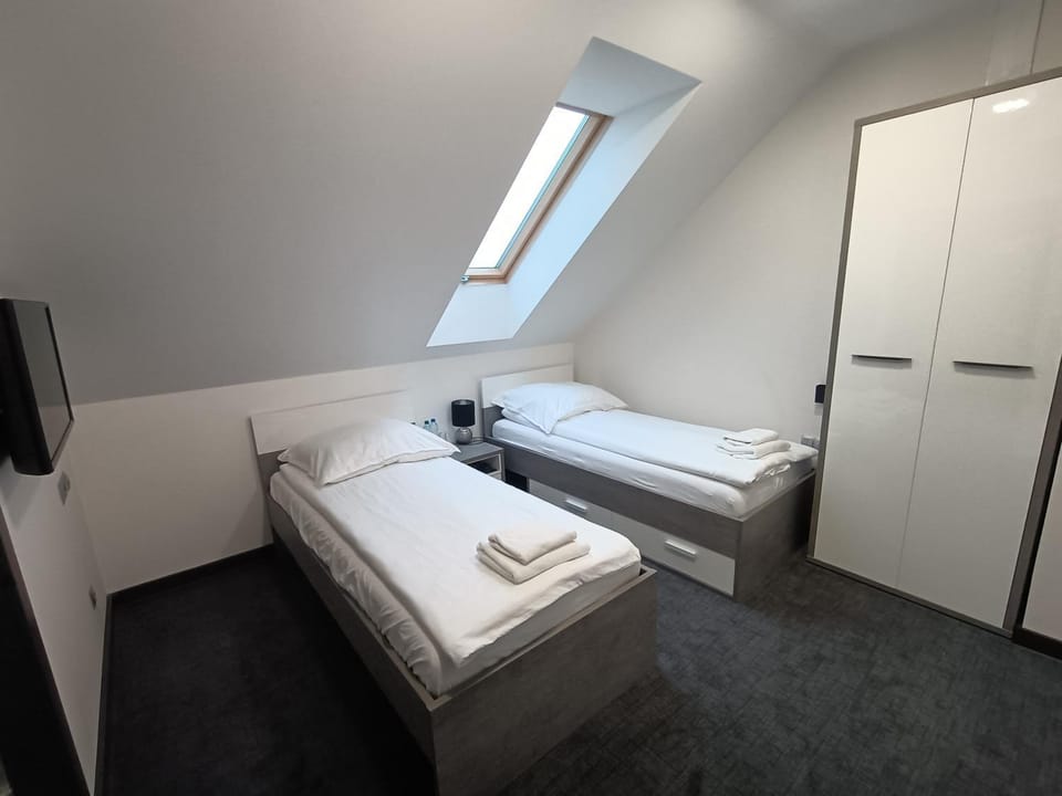 Bed, TV and multimedia, Photo of the whole room, Bedroom, wardrobe