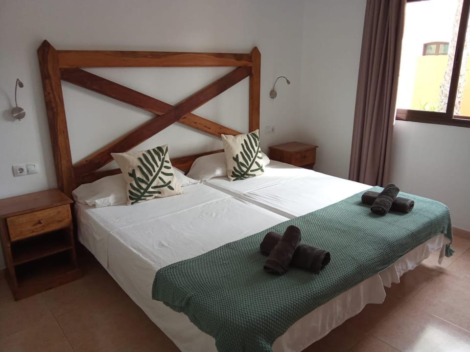 Photo of the whole room, Garden view