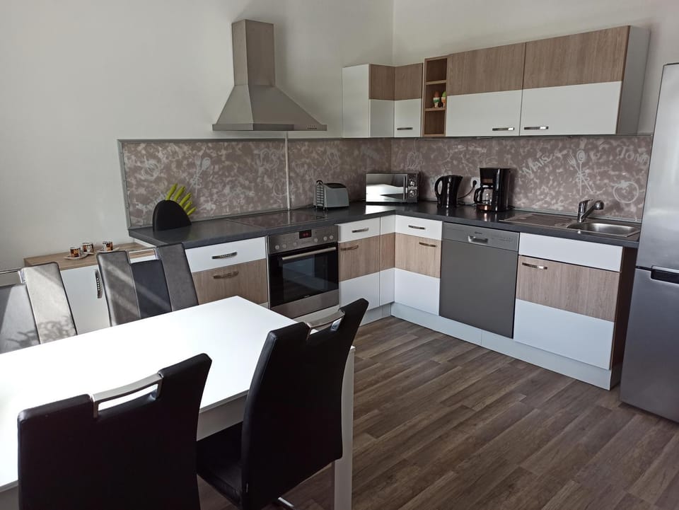 Kitchen or kitchenette, Dining area