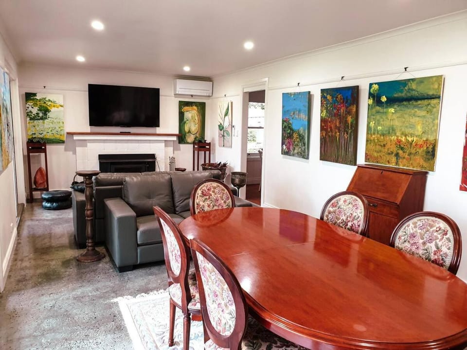 TV and multimedia, Living room, Seating area, Dining area, Evening entertainment