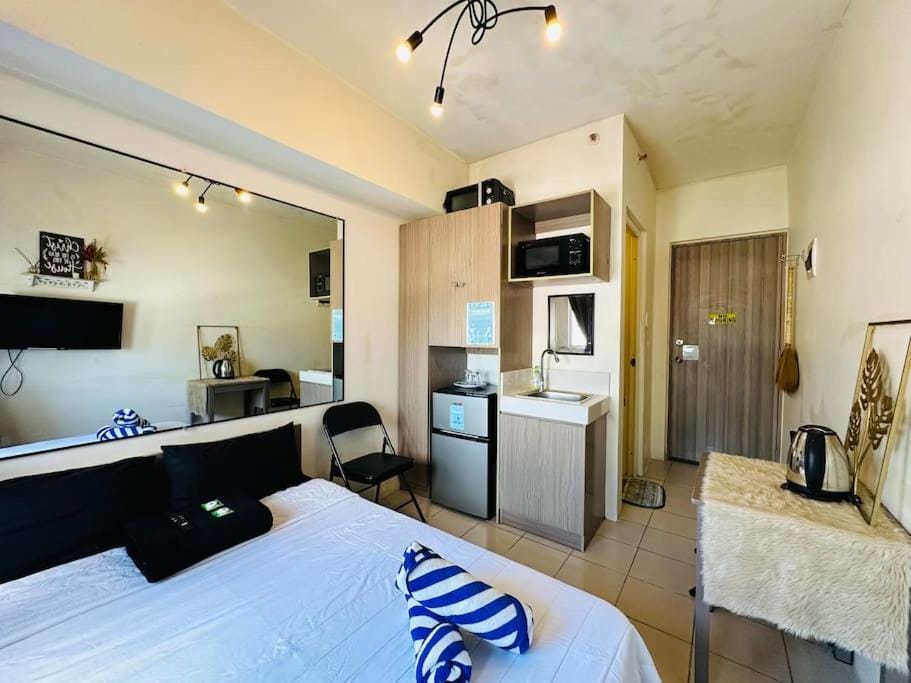 Kitchen or kitchenette, minibar