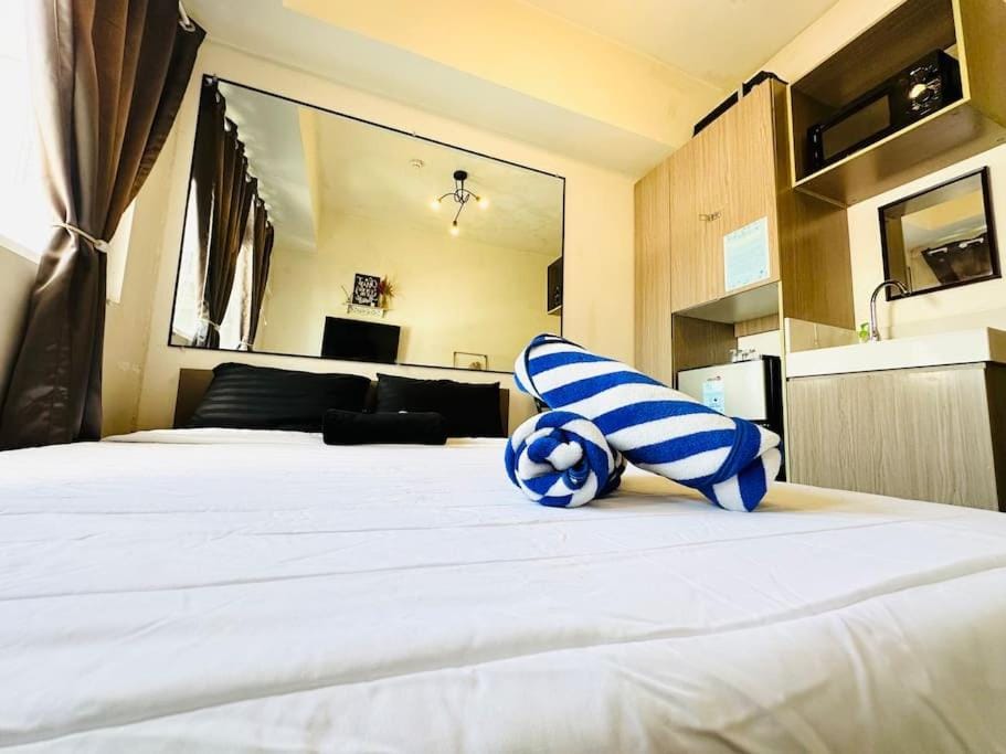 Bed, Kitchen or kitchenette, minibar