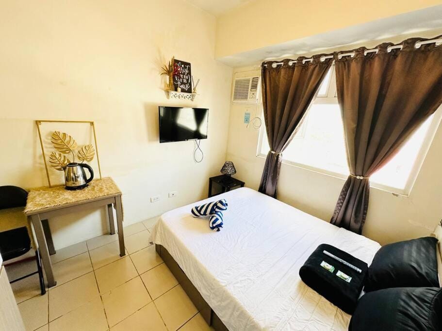 TV and multimedia, Living room, Seating area, Bedroom, hair dresser
