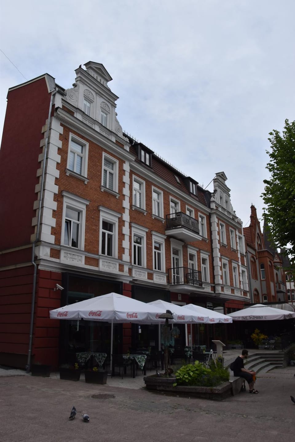 Property building, Nearby landmark, Restaurant/places to eat, Neighbourhood