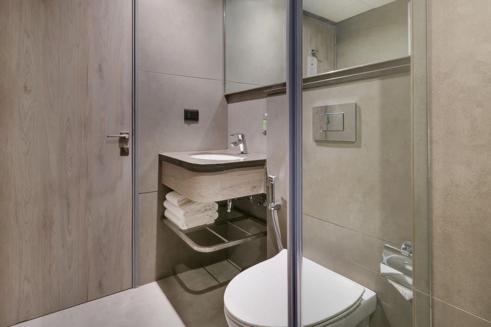 Shower, Toilet, Bathroom, towels
