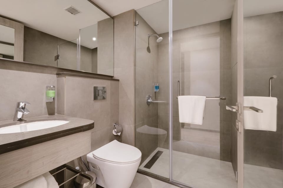 Shower, Toilet, Bathroom, towels