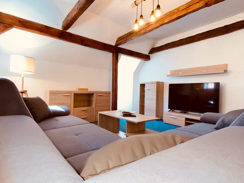 Communal lounge/ TV room, TV and multimedia, Living room, Seating area, Evening entertainment