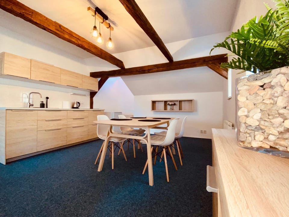 Coffee/tea facilities, Kitchen or kitchenette, Seating area, Dining area, dishwasher, microwave