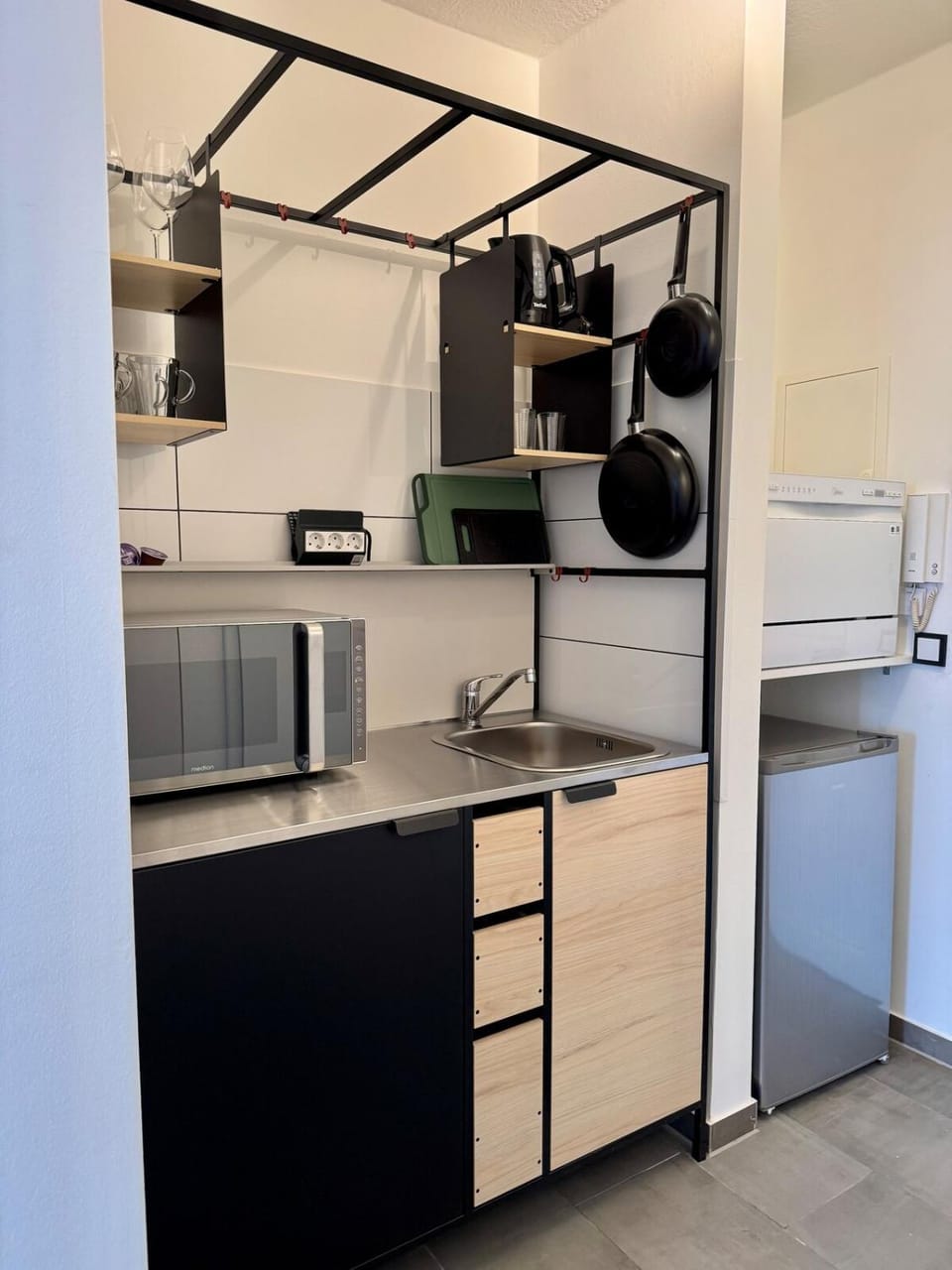 Kitchen or kitchenette, dishwasher, microwave, stove
