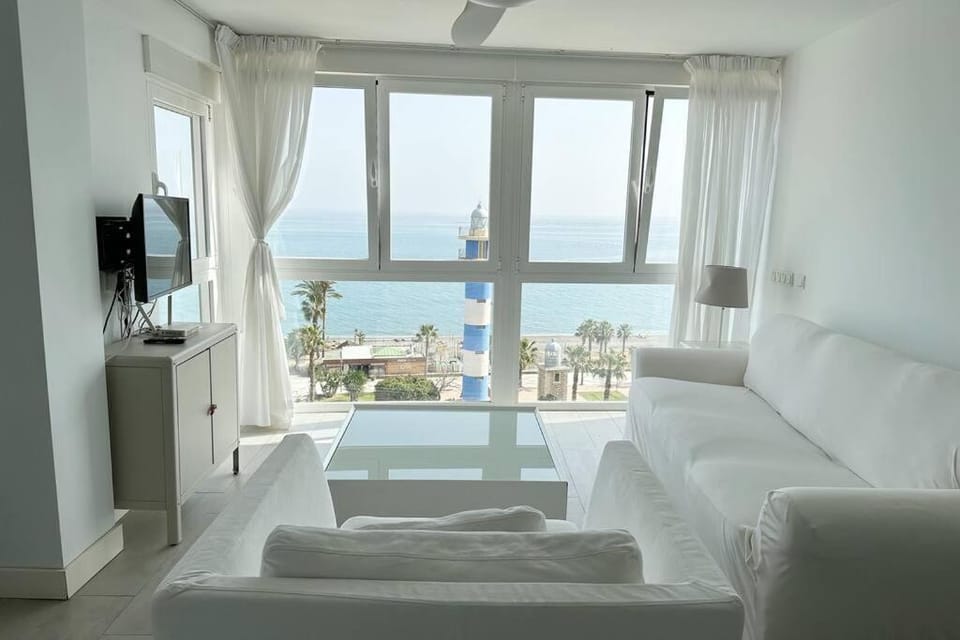 Communal lounge/ TV room, Natural landscape, TV and multimedia, Living room, Photo of the whole room, Seating area, Sea view