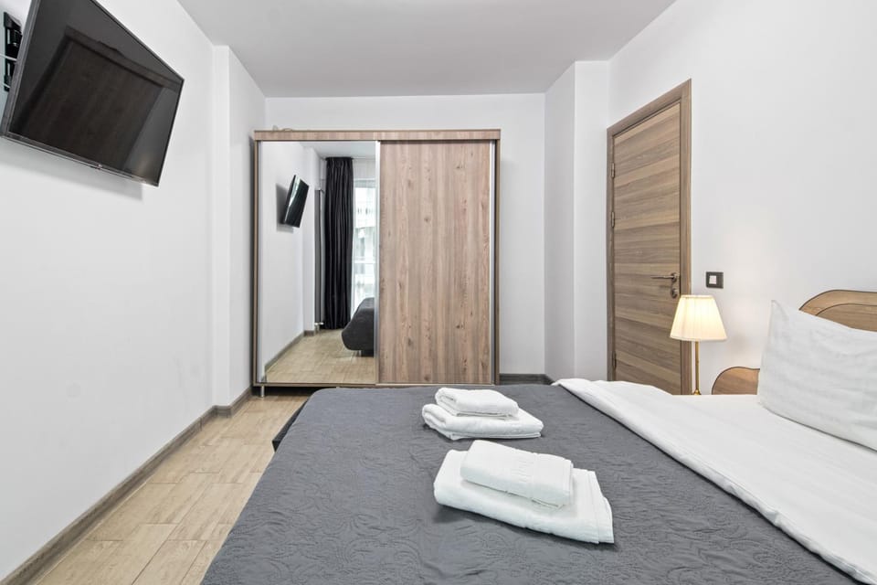 Bed, TV and multimedia, Photo of the whole room, Bedroom, towels, wardrobe