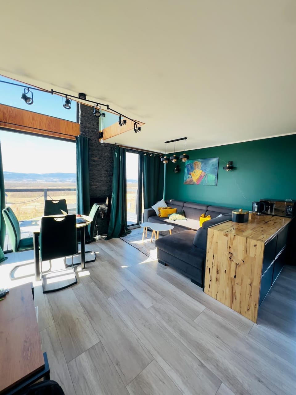 Natural landscape, Living room, Seating area, Dining area, Animals, Animals, Animals, Pets, Pets, Pets, pet friendly, pet friendly