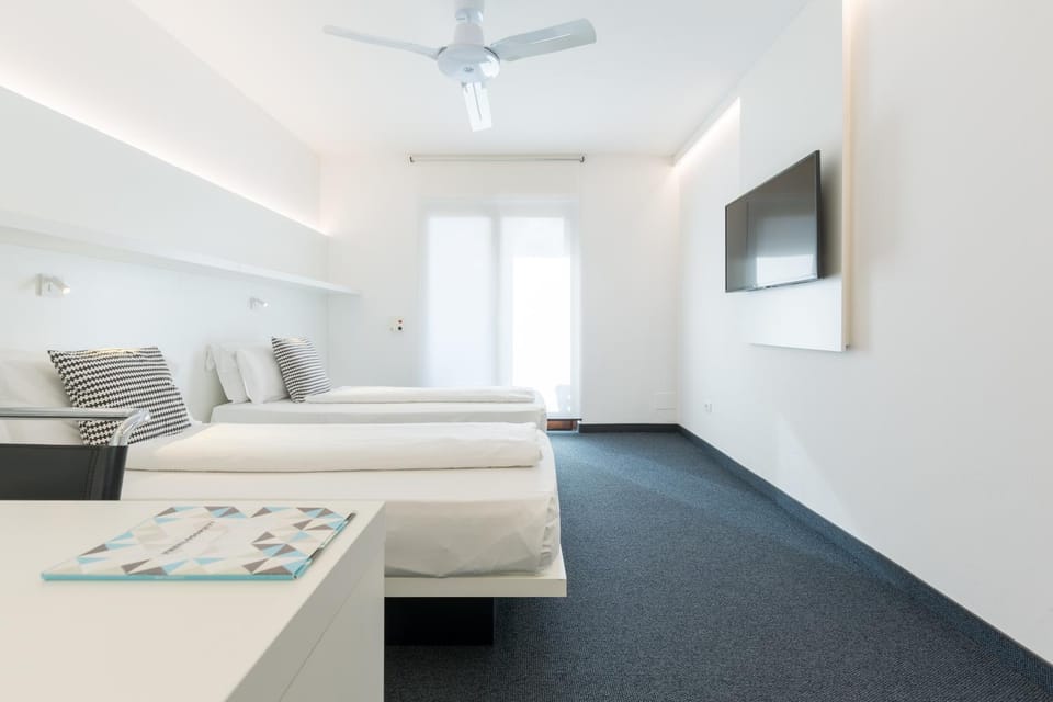 TV and multimedia, Photo of the whole room, Bedroom