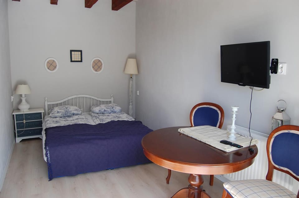 Bed, TV and multimedia, Photo of the whole room