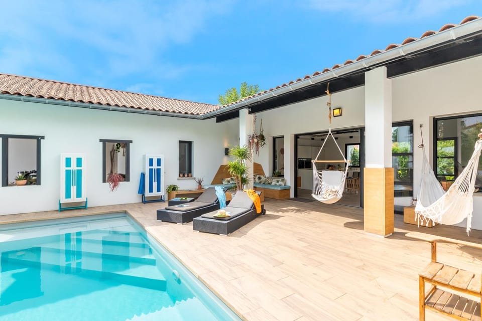 Swimming pool, sunbed