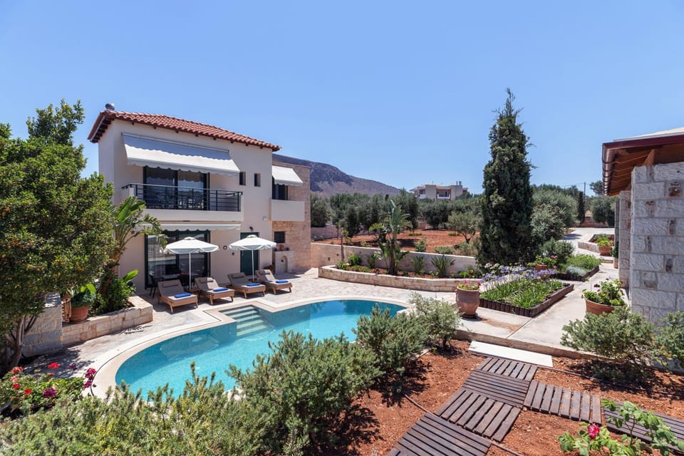 Property building, Patio, Day, Natural landscape, Garden, Garden view, Pool view, Swimming pool, sunbed
