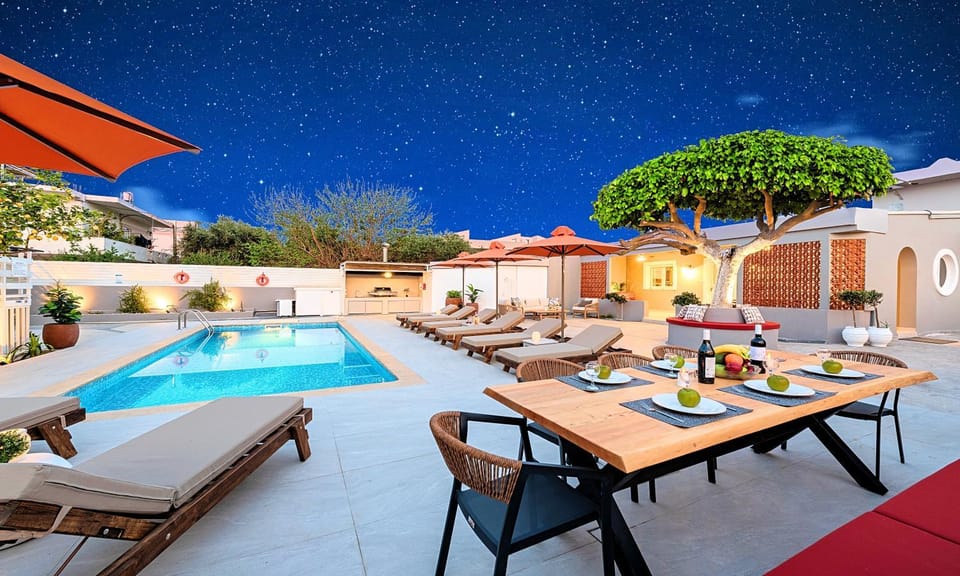 Property building, Patio, Dining area, Pool view, Swimming pool, sunbed