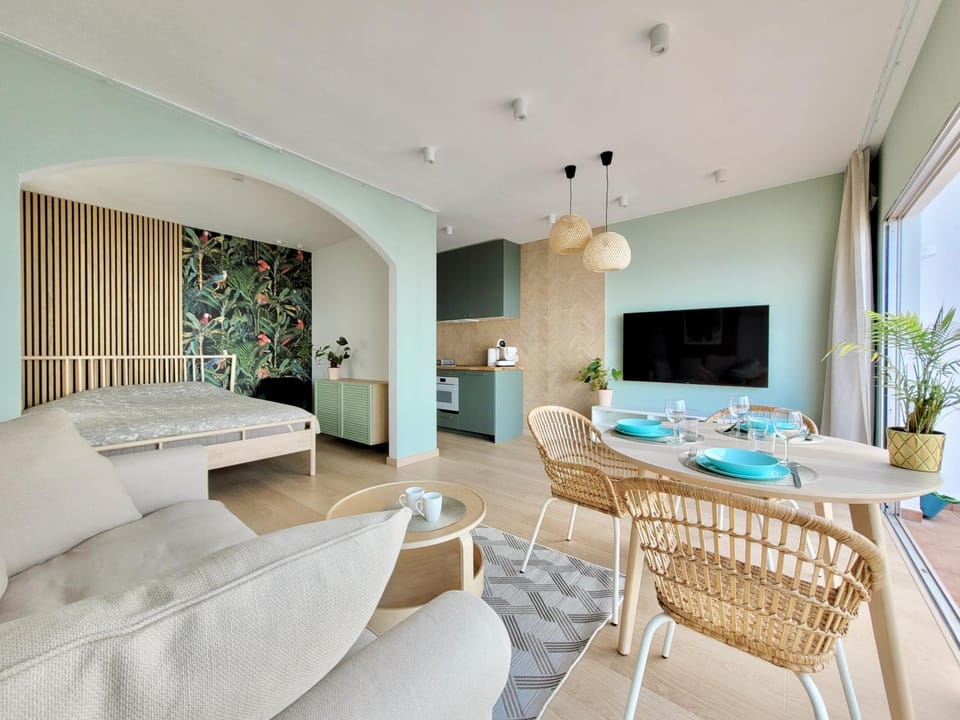 TV and multimedia, Living room, Photo of the whole room, Decorative detail, Dining area, Bedroom
