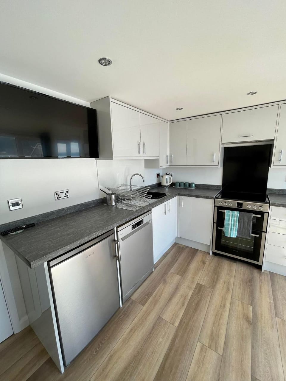 Kitchen or kitchenette, dishwasher