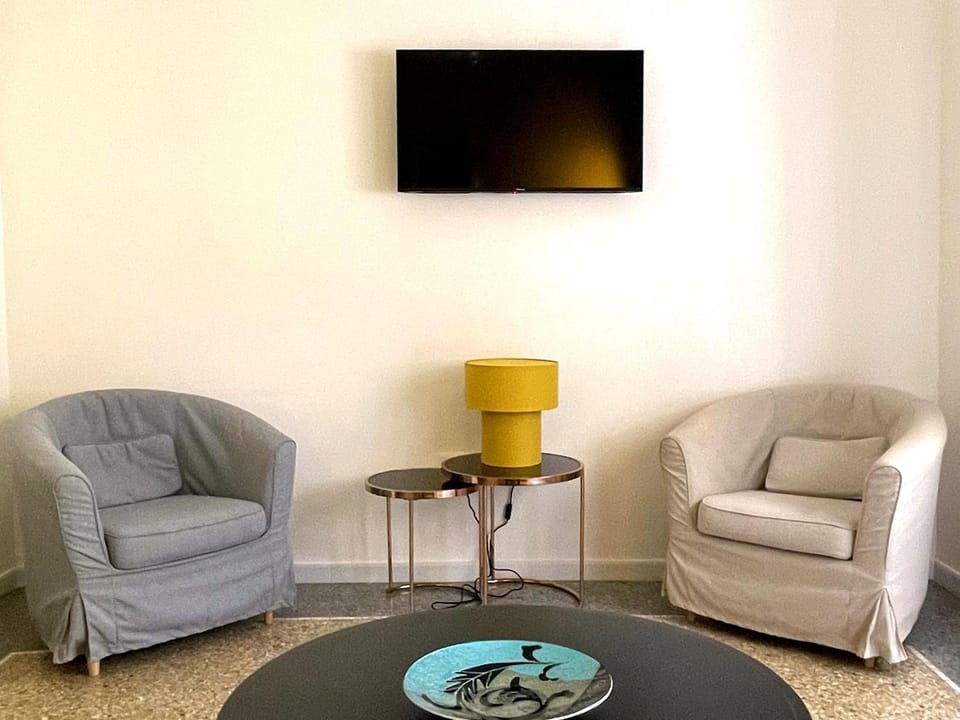 Communal lounge/ TV room, TV and multimedia, Living room, Seating area