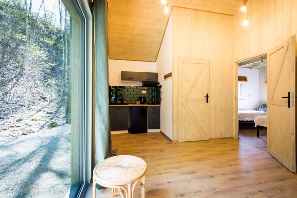 Photo of the whole room, oven
