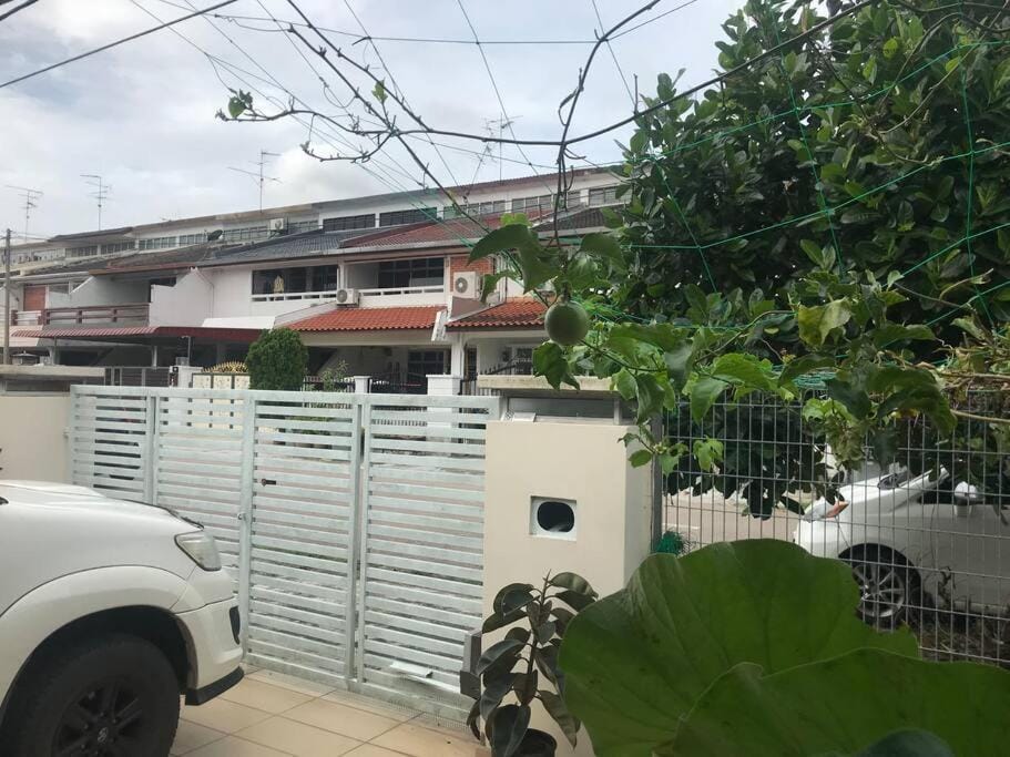 Terrace house near Stulang Laut CIQ Midvalley KSL for 7Pax House in Johor Bahru