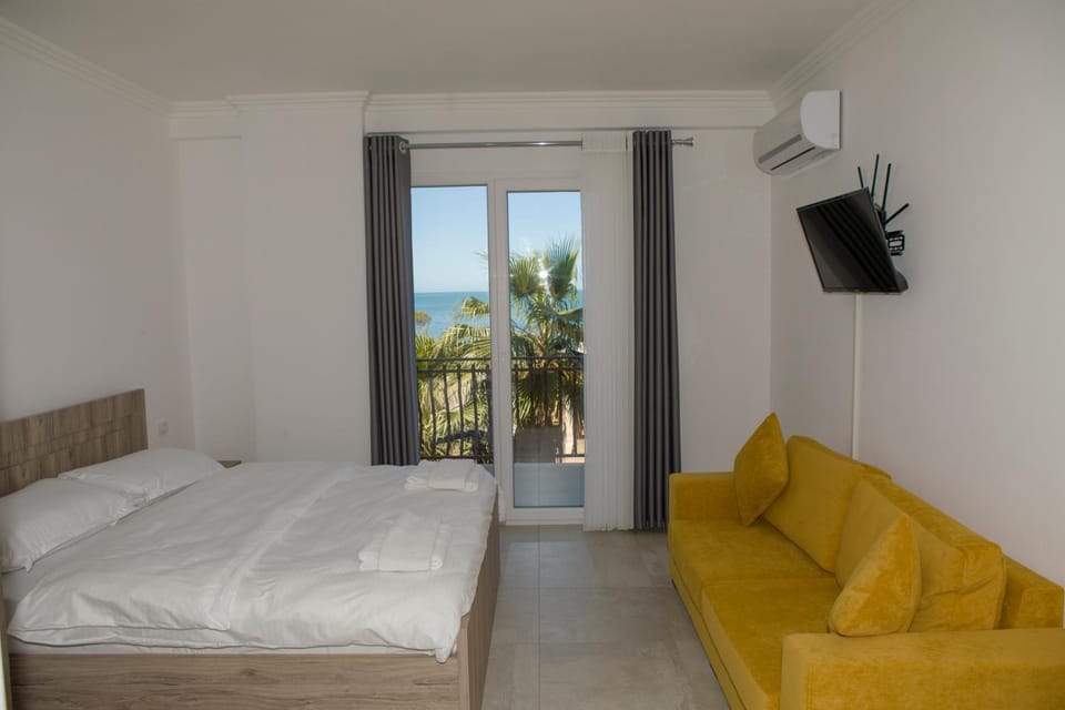 Bed, TV and multimedia, Photo of the whole room, Bedroom, Sea view