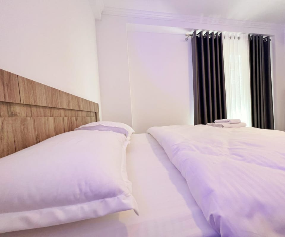 Bed, Photo of the whole room, Bedroom, locker, locker, towels