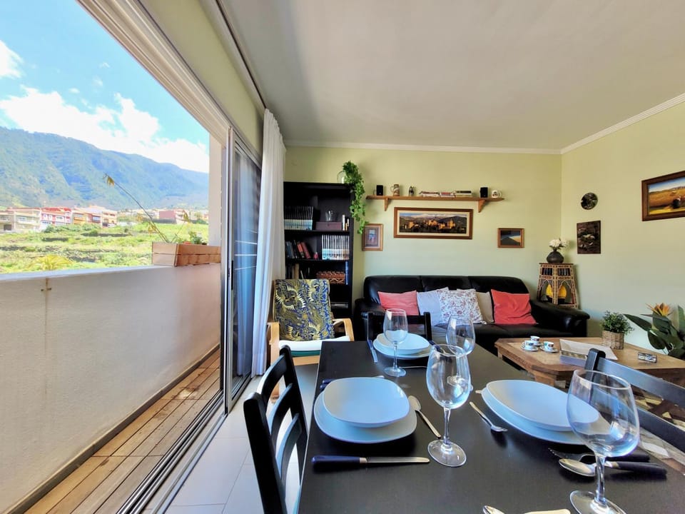 View (from property/room), Living room, Dining area, City view, Mountain view