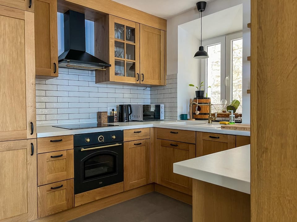 Coffee/tea facilities, Kitchen or kitchenette, microwave, stove