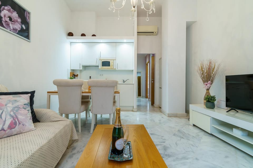 TV and multimedia, Kitchen or kitchenette, Dining area, air conditioner