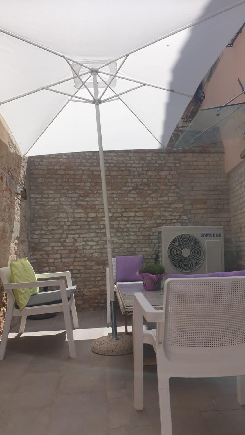 Venice Apartment with Private Courtyard Apartment in Venice