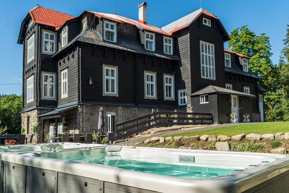 Property building, Off site, Natural landscape, Hot Tub, Spa and wellness centre/facilities