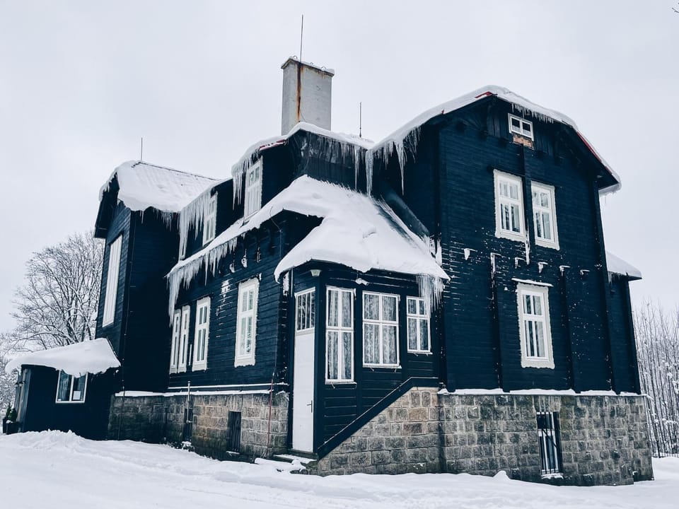 Property building, Facade/entrance, Winter