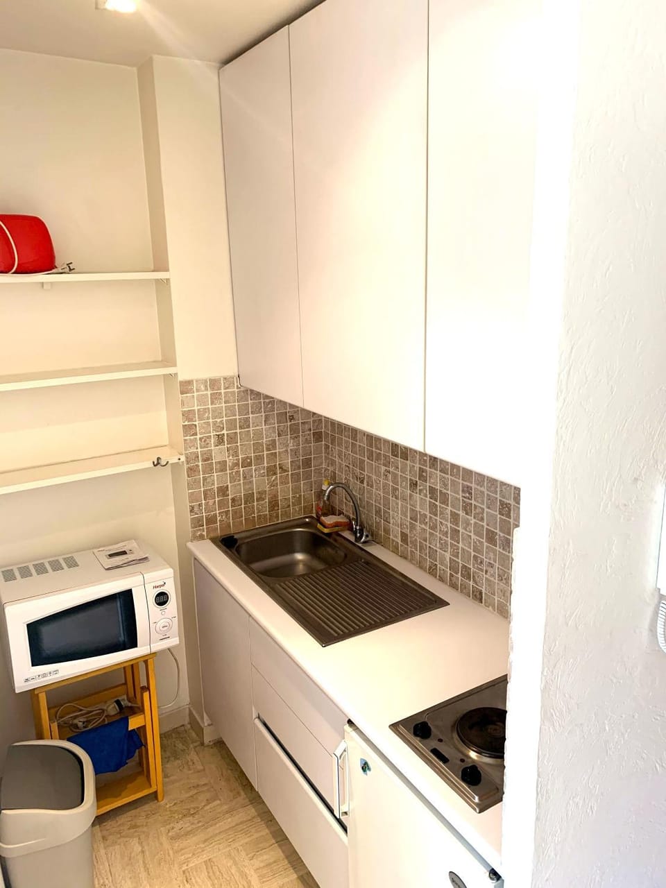 microwave, stove, kitchen