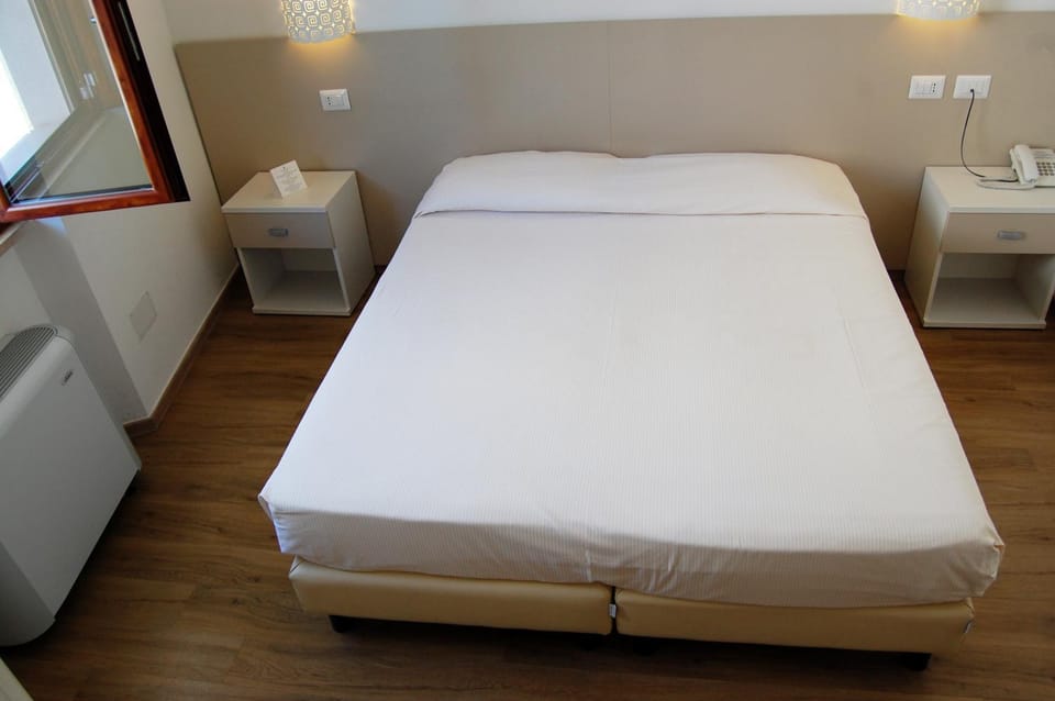 Photo of the whole room, Decorative detail