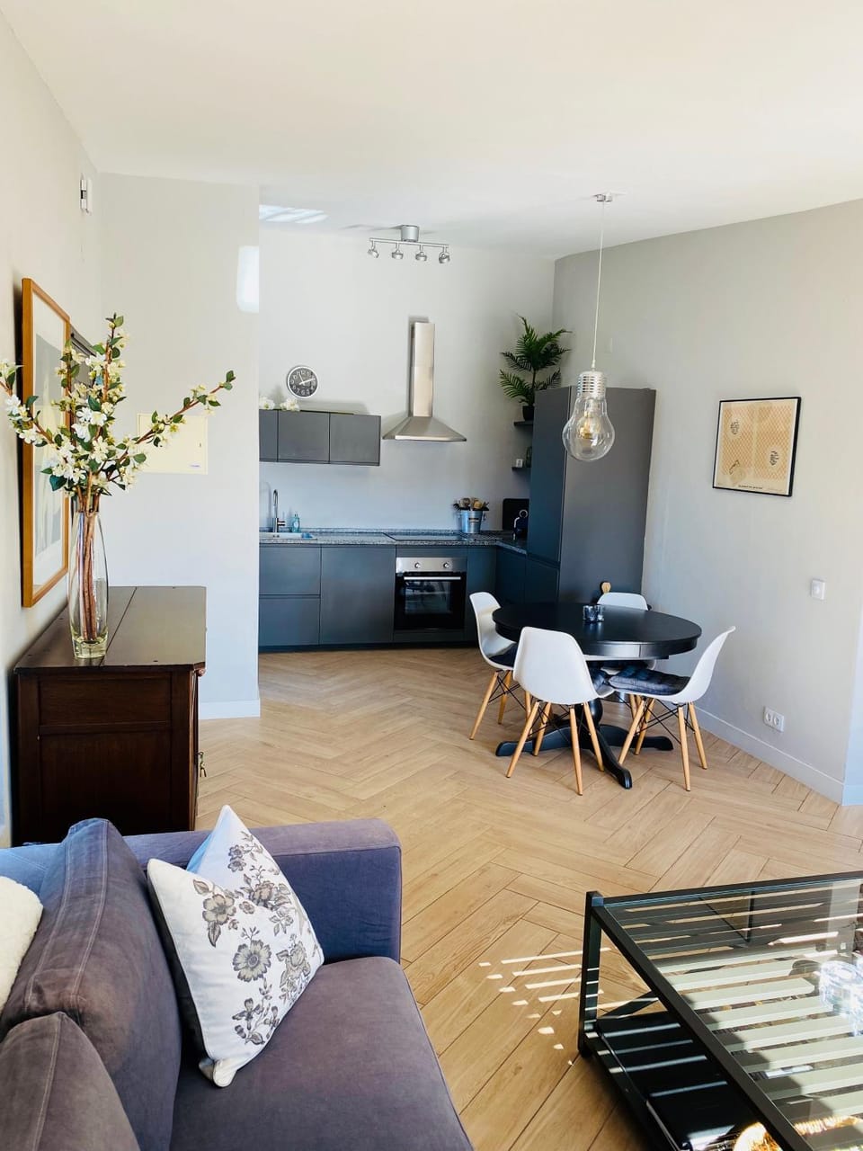 Kitchen or kitchenette, Dining area