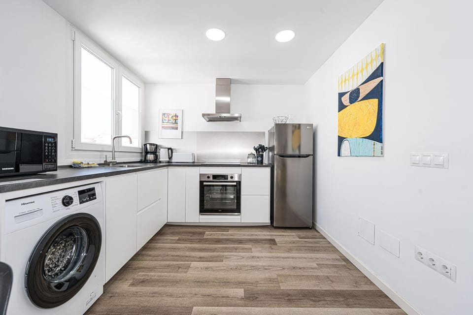 Kitchen or kitchenette, dishwasher, oven, toaster, washing machine